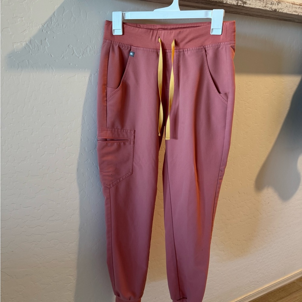 Figs Coral Jogger Pants with Yellow Drawstring size XS